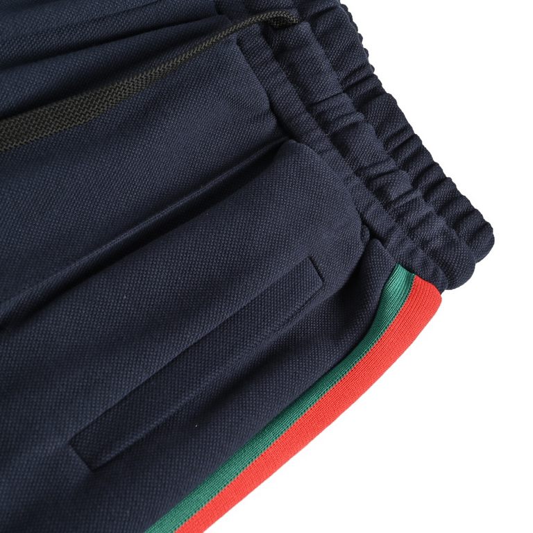 GucciGucci 23Fw Red and Green Striped Webbing Colorblock PantsOriginally purchased at 8,500, these pants have color blocked stripes on both sides of the leg,The fabric is made of 400g beaded mesh cotton fabrics, ordering