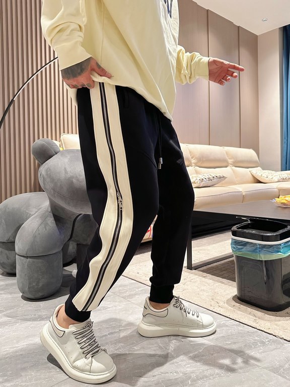 Parisienne new casual pants for fallwinter 2023! Synchronized sale on the official website. The brand's classic LOGO casual pants , customized fabric, excellent comfort, strong hand touch. Highly recognizable, perfect qu