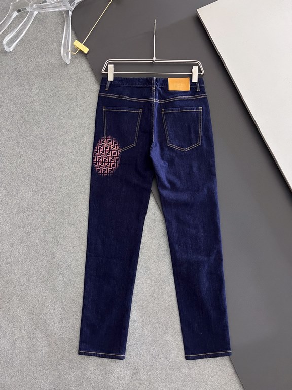 Fend, new casual tannin jeans   spring and summer new back pocket brand logo using imported machine vacuum embroidery   body heavyweight environmentally friendly plant enzymes washed process fabric texture is quite beaut