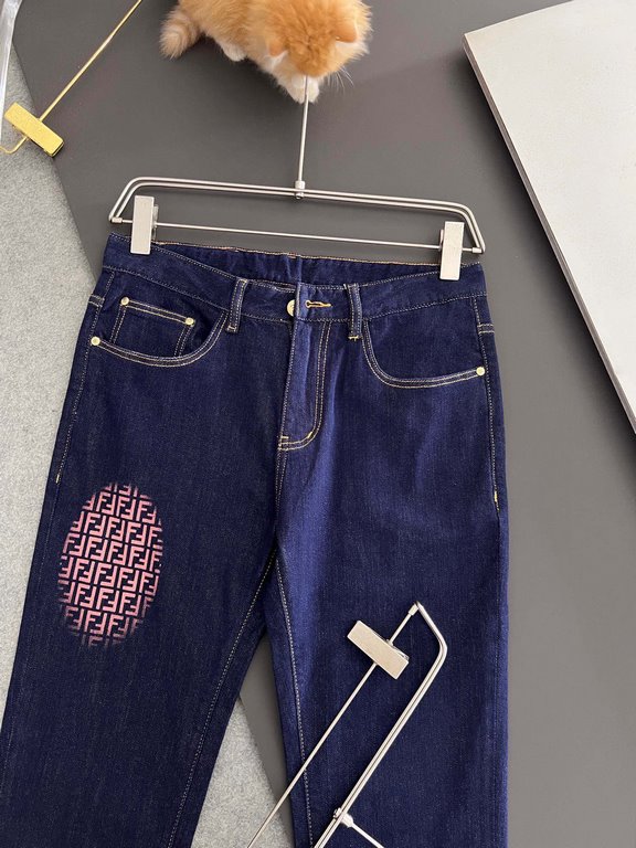 Fend, new casual tannin jeans   spring and summer new back pocket brand logo using imported machine vacuum embroidery   body heavyweight environmentally friendly plant enzymes washed process fabric texture is quite beaut