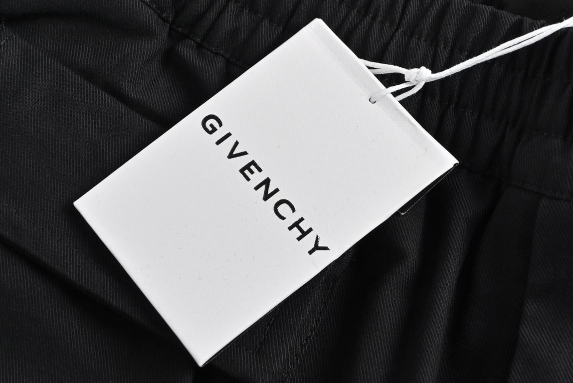 GivenchyGivenchy 23Fw Multi-Pocket Functional PantsOriginal 1.2W purchase. A pair of pants 8 three-dimensional pockets 4 pockets, the difficulty can be imagined, and each pocket is made of hollow Velcro design, the leg a