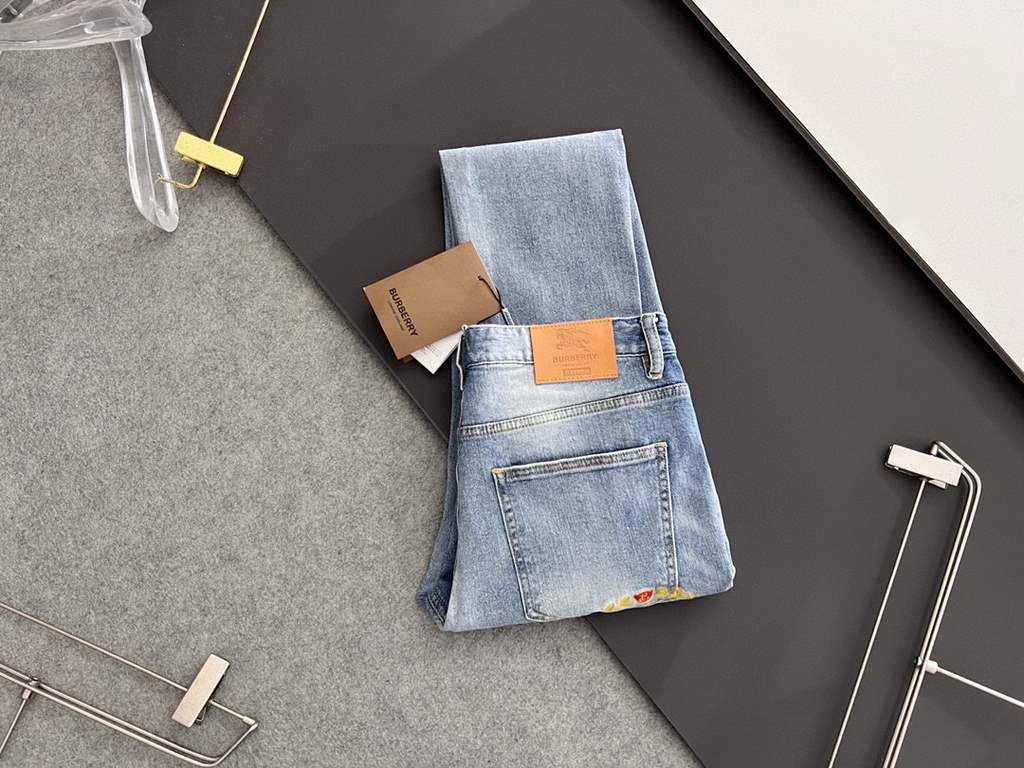 Bur, new casual tannin jeans   spring and summer new The brand logo on the back pocket is embroidered by imported machine vacuum   The body of the garment is washed with heavyweight environmentally friendly plant enzymes