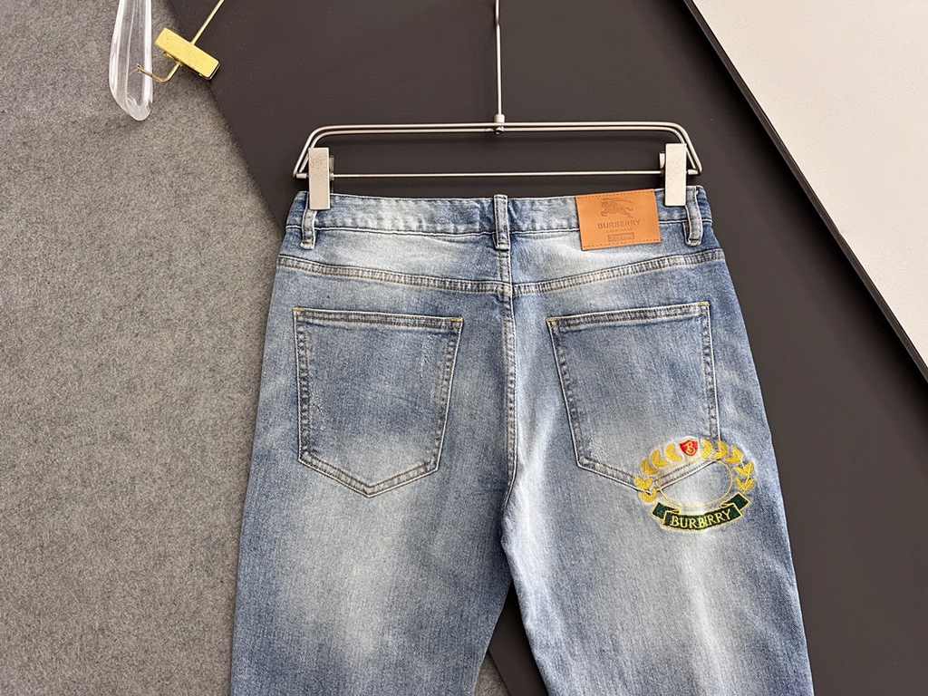 Bur, new casual tannin jeans   spring and summer new The brand logo on the back pocket is embroidered by imported machine vacuum   The body of the garment is washed with heavyweight environmentally friendly plant enzymes