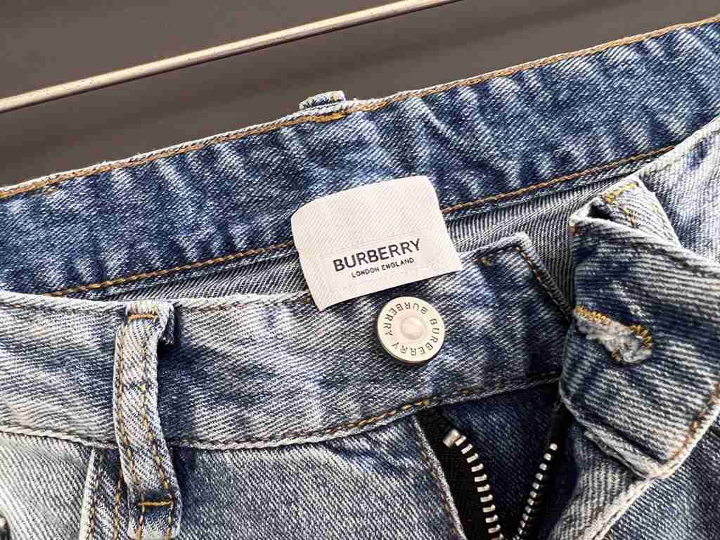 Bur, new casual tannin jeans   spring and summer new The brand logo on the back pocket is embroidered by imported machine vacuum   The body of the garment is washed with heavyweight environmentally friendly plant enzymes