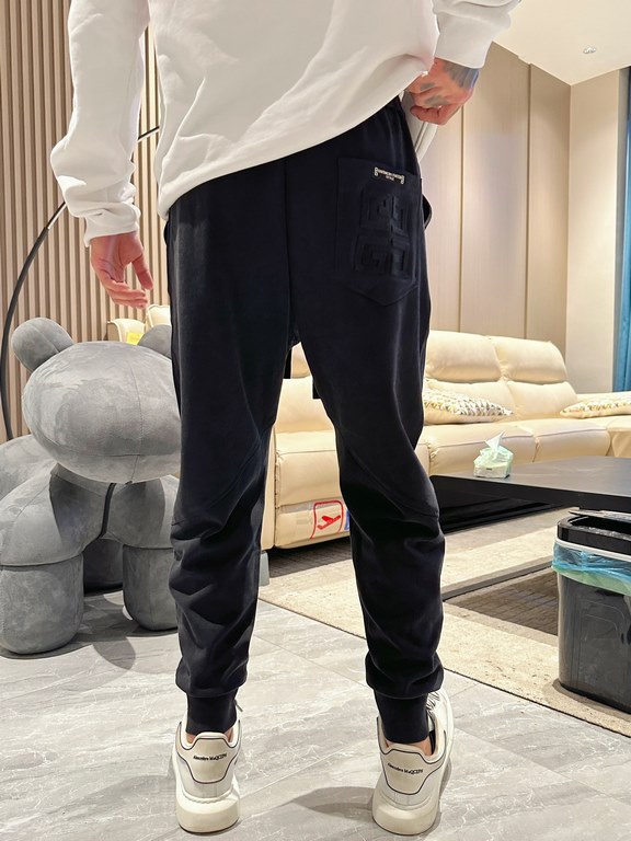 Givenchy new casual pants for fallwinter 2023! Synchronized sale on the official website. Brand classic LOGO casual pants , custom fabric, excellent comfort, strong hand touch. Highly recognizable, perfect quality crafts