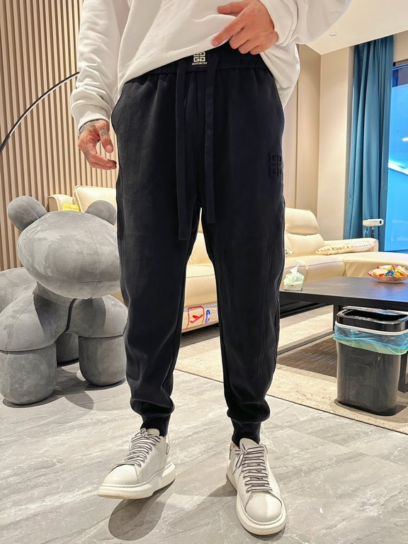 Givenchy new casual pants for fallwinter 2023! Synchronized sale on the official website. Brand classic LOGO casual pants , custom fabric, excellent comfort, strong hand touch. Highly recognizable, perfect quality crafts