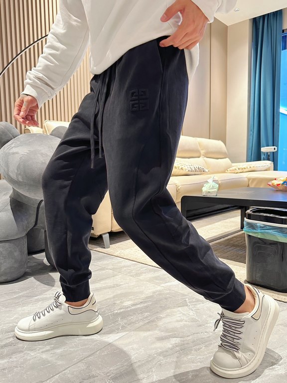 Givenchy new casual pants for fallwinter 2023! Synchronized sale on the official website. Brand classic LOGO casual pants , custom fabric, excellent comfort, strong hand touch. Highly recognizable, perfect quality crafts