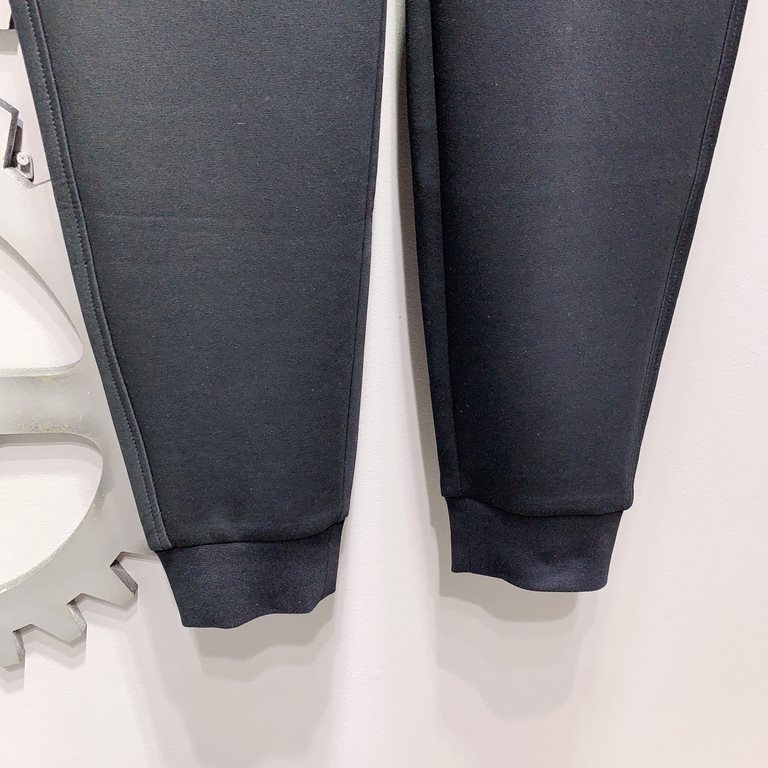 FENDI Fendi 2023 latest product casual pants counter with the same fabric, version of the fashionable and generous, buttocks thin, no sense of tightness, the use of imported counter fabrics on the body of the excellent e