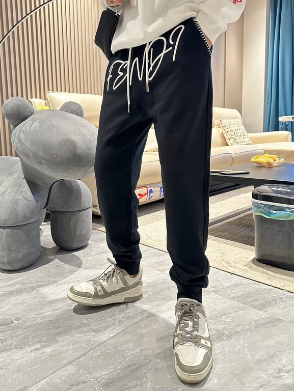 Fendi new casual pants for fallwinter 2023! Official website synchronized sale. Brand classic LOGO casual pants , customized fabric, excellent comfort, strong hand touch. Highly recognizable, perfect quality craftsmanshi