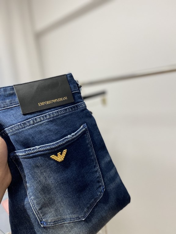 Armani, 2023 latest products, counter synchronization is available, the original single goods, washed casual jeans, imported original washed stretch fabric, comfortable and elastic, original hardware accessories decorati