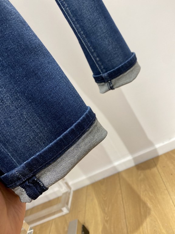 Armani, 2023 latest products, counter synchronization is available, the original single goods, washed casual jeans, imported original washed stretch fabric, comfortable and elastic, original hardware accessories decorati