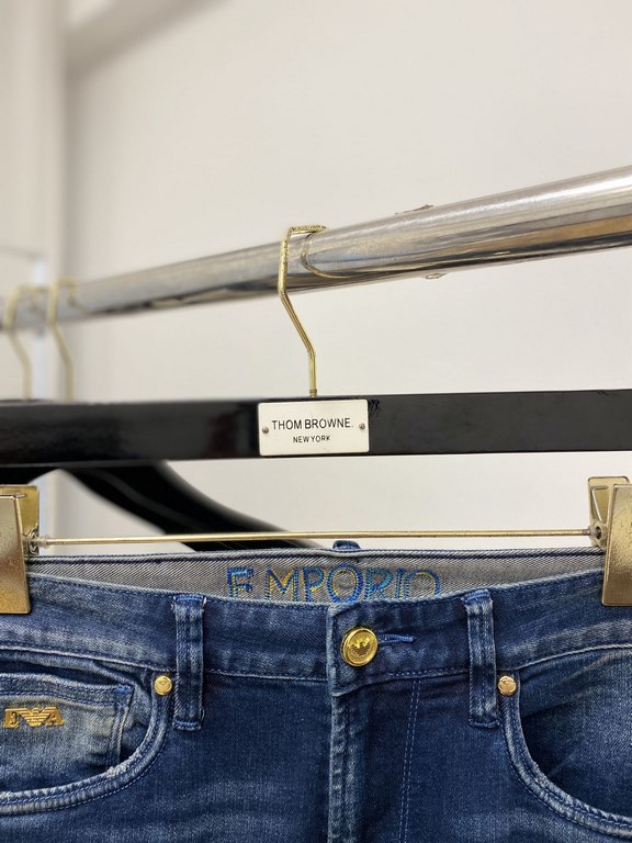 Armani, 2023 latest products, counter synchronization is available, the original single goods, washed casual jeans, imported original washed stretch fabric, comfortable and elastic, original hardware accessories decorati