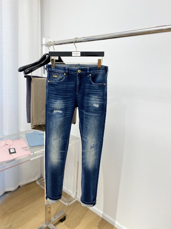 Armani, 2023 latest products, counter synchronization is available, the original single goods, washed casual jeans, imported original washed stretch fabric, comfortable and elastic, original hardware accessories decorati