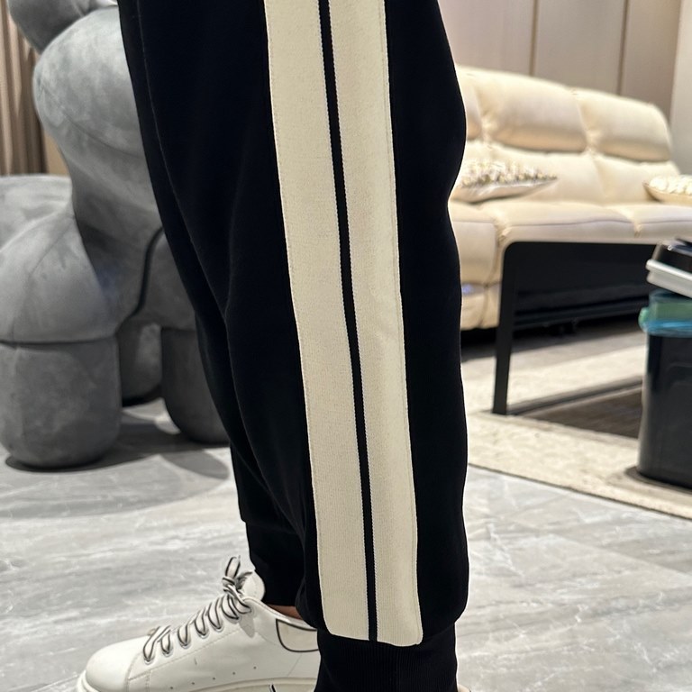 Monkou 2023 new casual pants for fall and winter! Official website synchronized sale. Brand classic LOGO casual pants , customized fabric, excellent comfort, strong hand touch. Highly recognizable, perfect quality crafts