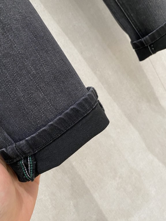 Fendi, 2023 latest products, counter synchronization is available, the original single hard goods, washed casual jeans, imported original washed stretch fabric, comfortable and elastic, the original hardware accessories 