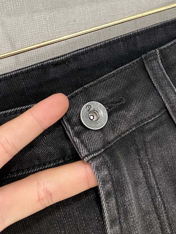 Fendi, 2023 latest products, counter synchronization is available, the original single hard goods, washed casual jeans, imported original washed stretch fabric, comfortable and elastic, the original hardware accessories 