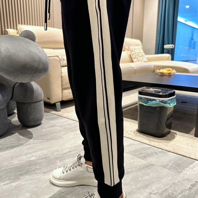 Ermenegildo Zegna new casual pants for fallwinter 2023! Synchronized sale on the official website. The brand's classic LOGO casual pants , customized fabric, excellent comfort, strong hand touch. Highly recognizable, per