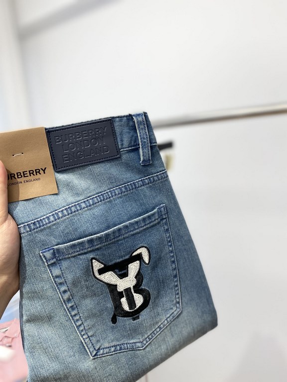 Burberry, 2023 latest products, counter synchronization is available, the original single goods, washed casual jeans Imported original washed stretch fabric, comfortable and elastic, original hardware accessories decorat