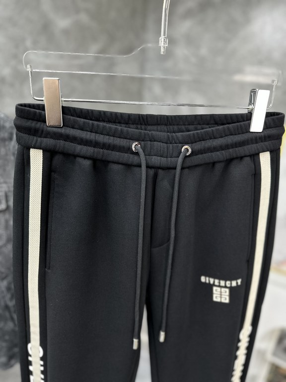 Givenchy new casual pants for fallwinter 2023! Synchronized sale on the official website. Brand classic LOGO casual pants , custom fabric, excellent comfort, strong hand touch. Highly recognizable, perfect quality crafts