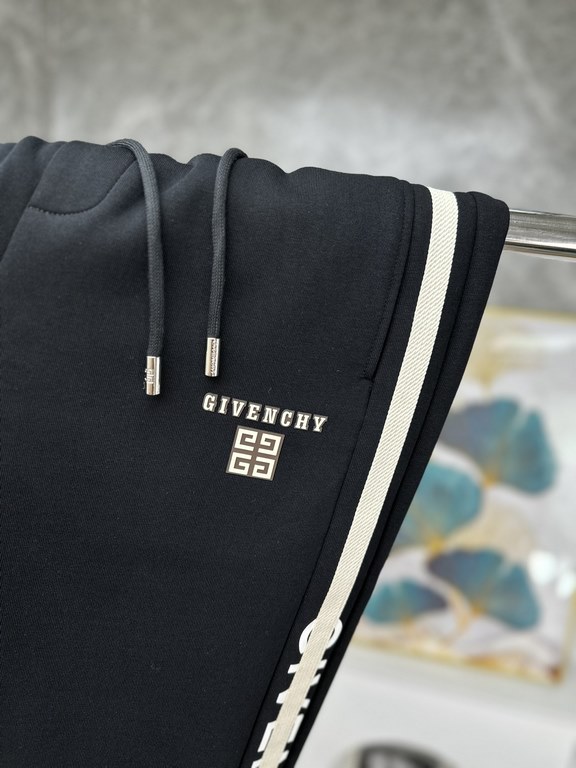 Givenchy new casual pants for fallwinter 2023! Synchronized sale on the official website. Brand classic LOGO casual pants , custom fabric, excellent comfort, strong hand touch. Highly recognizable, perfect quality crafts