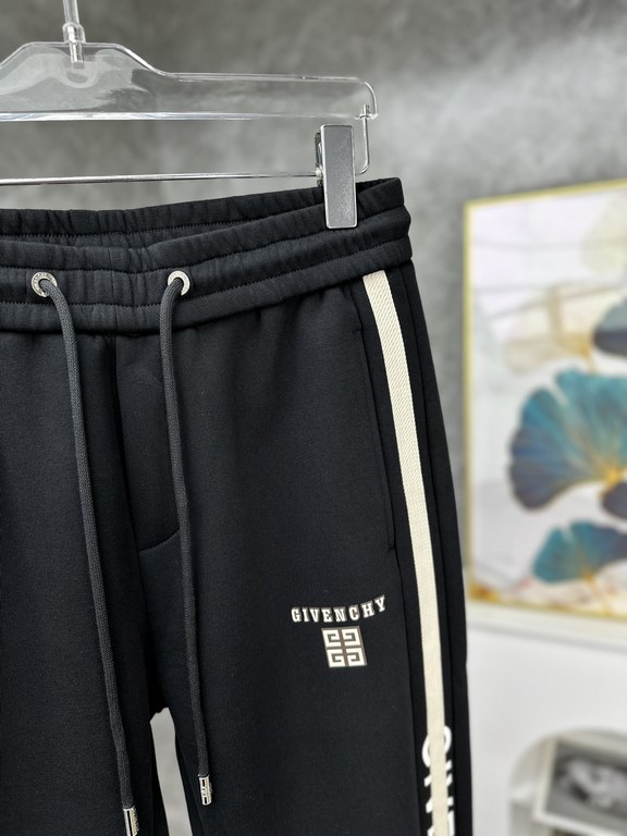 Givenchy new casual pants for fallwinter 2023! Synchronized sale on the official website. Brand classic LOGO casual pants , custom fabric, excellent comfort, strong hand touch. Highly recognizable, perfect quality crafts