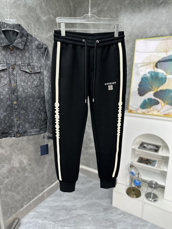 Givenchy new casual pants for fallwinter 2023! Synchronized sale on the official website. Brand classic LOGO casual pants , custom fabric, excellent comfort, strong hand touch. Highly recognizable, perfect quality crafts