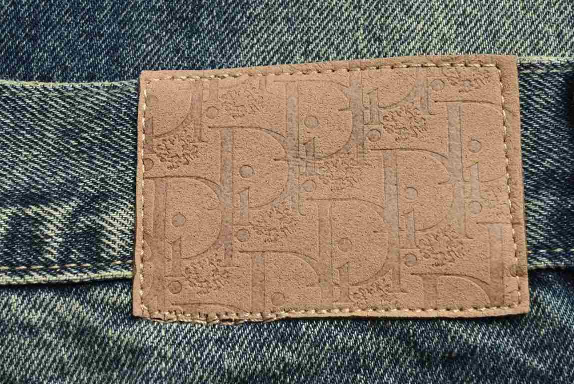 DiorDior 23Fw Vintage Suede Labeled JeansThis year's newest denim suit is one of the classic and simple models of the 47 series The fabric is made of cotton selvage denim with a smooth and comfortable handfeel.Crafted wi