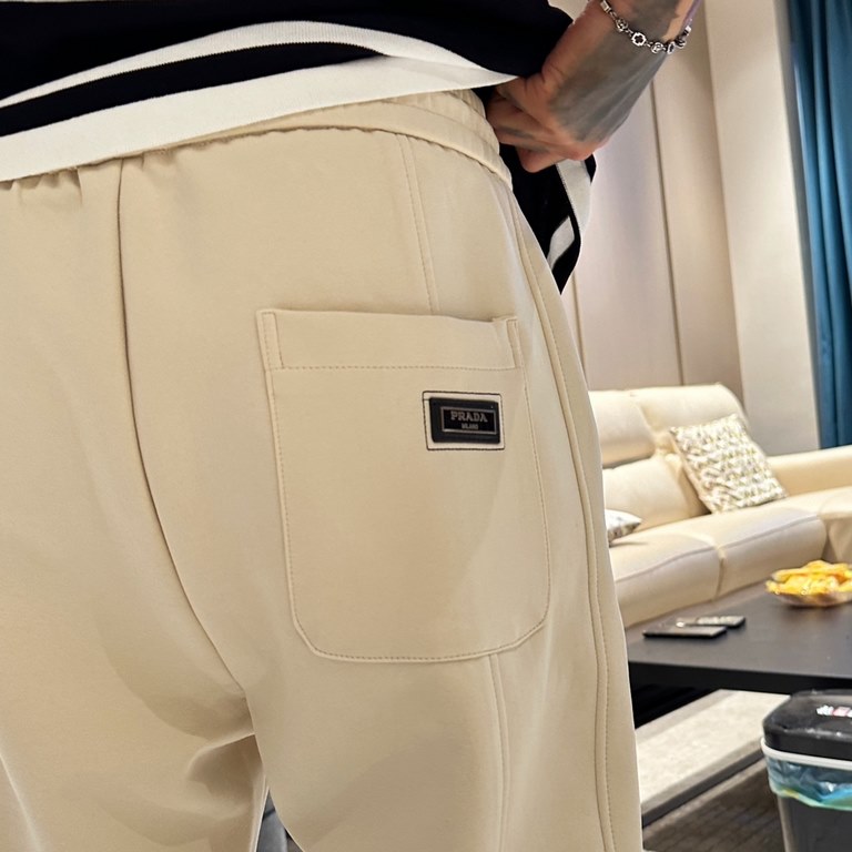 Prada new casual pants for fallwinter 2023! Synchronized sale on the official website. Brand classic LOGO casual pants , customized fabric, excellent comfort, strong hand touch. Highly recognizable, perfect quality craft