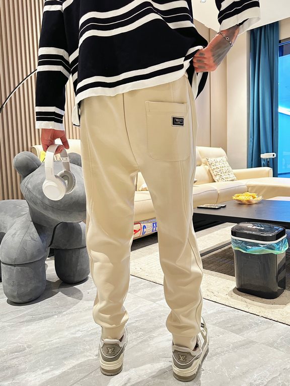 Prada new casual pants for fallwinter 2023! Synchronized sale on the official website. Brand classic LOGO casual pants , customized fabric, excellent comfort, strong hand touch. Highly recognizable, perfect quality craft