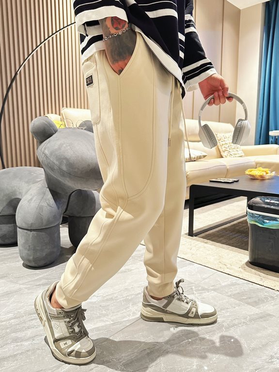 Prada new casual pants for fallwinter 2023! Synchronized sale on the official website. Brand classic LOGO casual pants , customized fabric, excellent comfort, strong hand touch. Highly recognizable, perfect quality craft