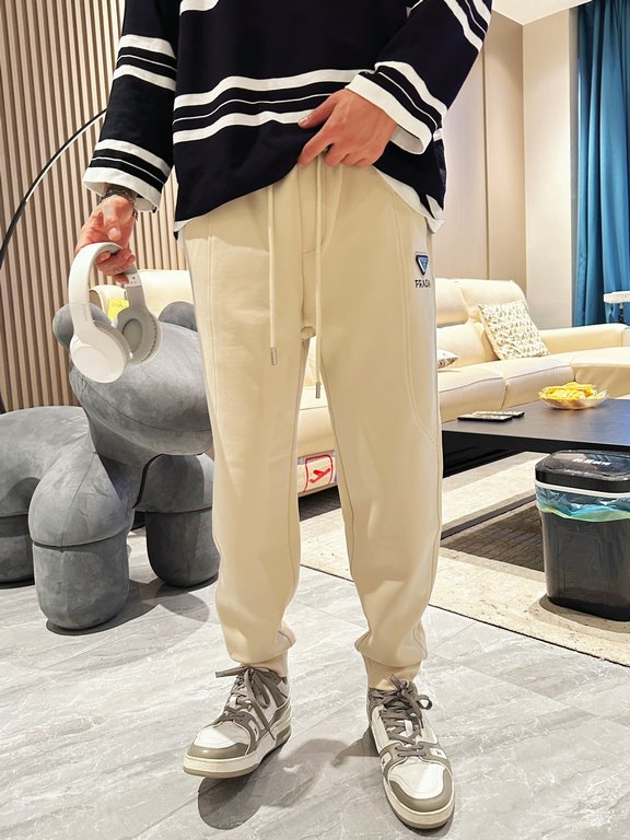 Prada new casual pants for fallwinter 2023! Synchronized sale on the official website. Brand classic LOGO casual pants , customized fabric, excellent comfort, strong hand touch. Highly recognizable, perfect quality craft