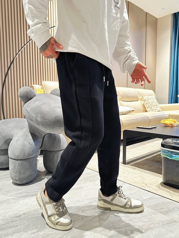 Loewe 2023 fall and winter new casual pants! Synchronized sale on the official website. Brand classic LOGO casual pants , customized fabric, excellent comfort, strong hand touch. Highly recognizable, perfect quality craf