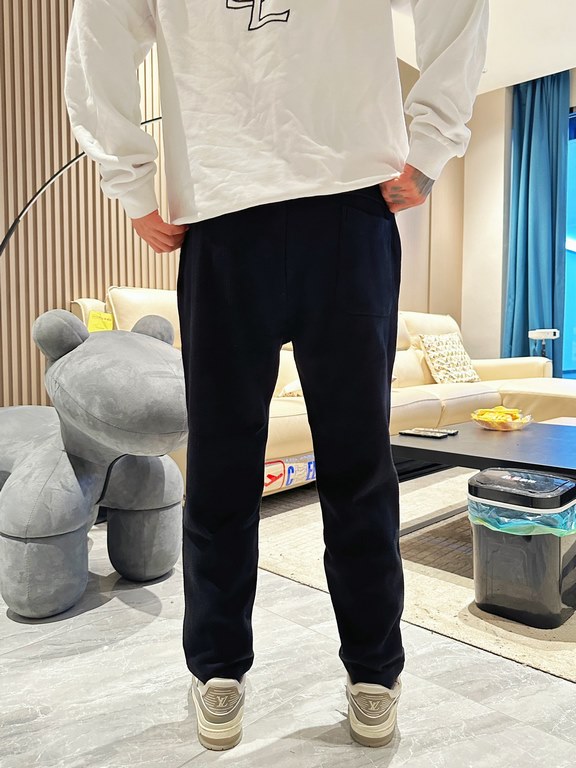 Loewe 2023 fall and winter new casual pants! Synchronized sale on the official website. Brand classic LOGO casual pants , customized fabric, excellent comfort, strong hand touch. Highly recognizable, perfect quality craf