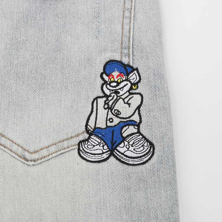 Louis Vutton jeans with cartoon character embroidered logo on the back.So far this year to do the most awesome jeans, heavy wash process, hidden mystery details are very much, this time the main push of the pants whether