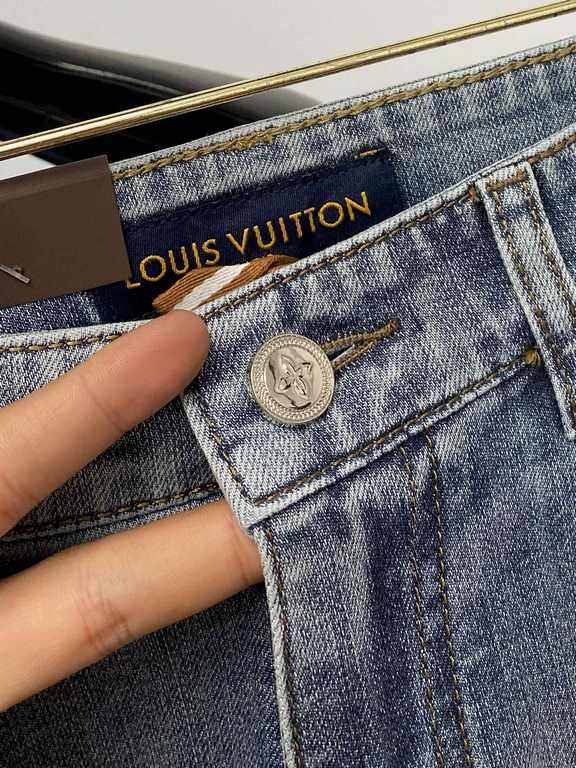 LV, 2023 latest products, counter synchronization is available, the original single goods, washed casual jeans Imported original washed stretch fabric, comfortable and elastic, the original hardware accessories decorativ