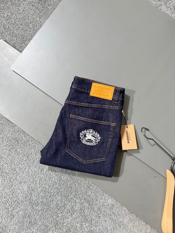 BBR 2023 spring and summer high-end boutique business casual jeans. Hundred years of luxury brands, very noble design style, 99% close to the authentic, fine workmanship, to win the hearts of countless people. Back leath