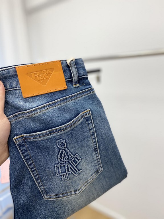 Prada, 2023 latest products, counter synchronization is available, the original single goods, washed casual jeans, imported original washed stretch fabric, comfortable and elastic, original hardware accessories decorativ