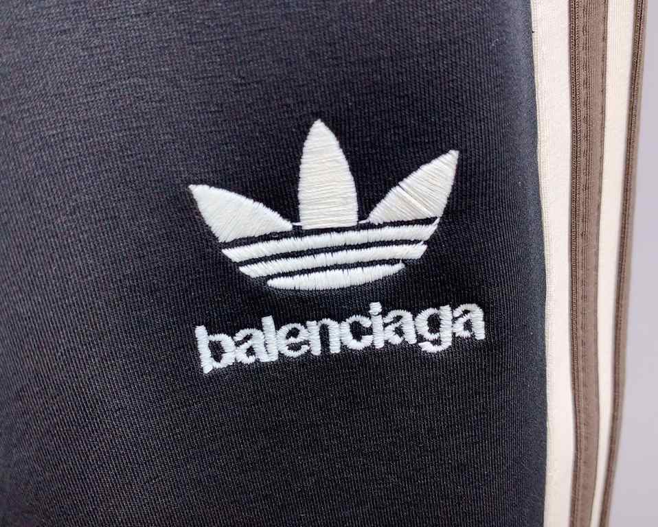 Balenciaga Paris family 2023 latest product casual pants counter with the same fabric, version of the fashionable and generous, buttocks thin, no sense of tightness, the use of imported counter fabrics on the body of the