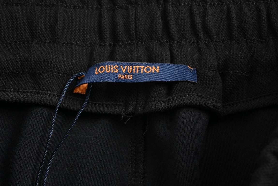 Louis VuittonLouis Vuitton 23Fw Side Old Flower Jacquard Webbing TrousersOriginally purchased at 8,500, these pants have color blocked stripes and old jacquard on the sides,The fabric is made of 400g washed terry cotton 