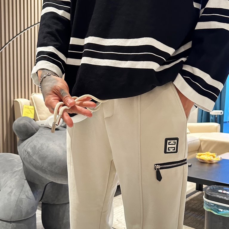 Givenchy new casual pants for fallwinter 2023! Synchronized sale on the official website. Brand classic LOGO casual pants , custom fabric, excellent comfort, strong hand touch. Highly recognizable, perfect quality crafts