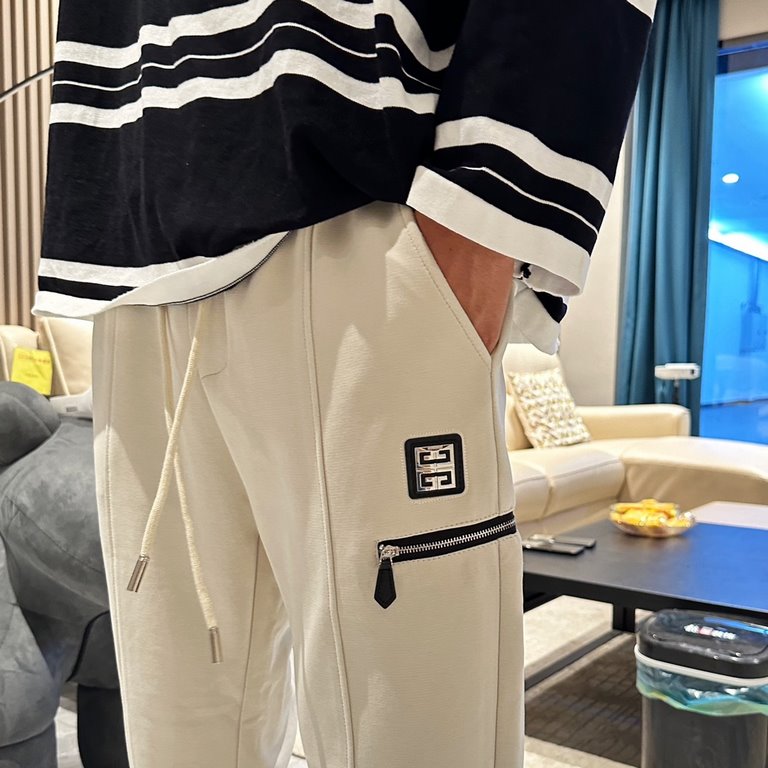 Givenchy new casual pants for fallwinter 2023! Synchronized sale on the official website. Brand classic LOGO casual pants , custom fabric, excellent comfort, strong hand touch. Highly recognizable, perfect quality crafts