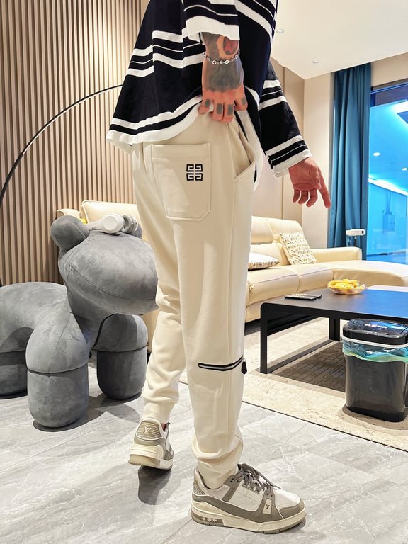 Givenchy new casual pants for fallwinter 2023! Synchronized sale on the official website. Brand classic LOGO casual pants , custom fabric, excellent comfort, strong hand touch. Highly recognizable, perfect quality crafts