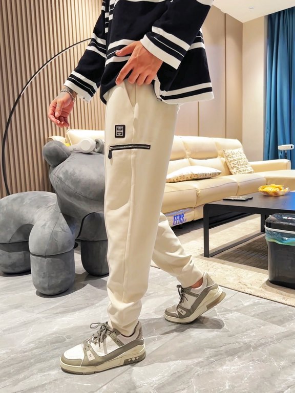 Givenchy new casual pants for fallwinter 2023! Synchronized sale on the official website. Brand classic LOGO casual pants , custom fabric, excellent comfort, strong hand touch. Highly recognizable, perfect quality crafts