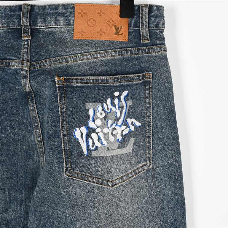 Louis Vuitton Graffiti Monogrammed Back JeansSo far this year to do the most awesome jeans, heavy wash process, hidden mystery details are very much, this time the main push of the pants either version or on the body is 