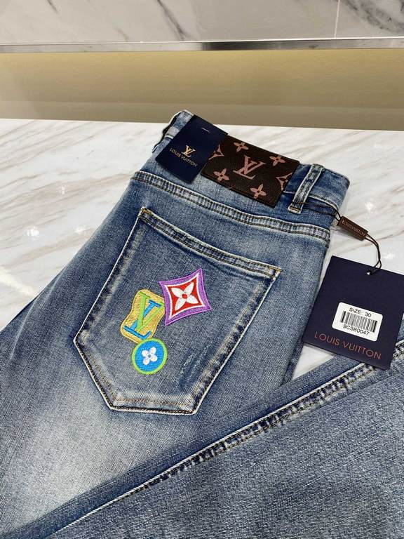 LV2023 early fall new casual jeans, high-end customized series. Imported high-density customized cotton tannin fabric comfortable and soft skin-friendly, straight and not easy to wrinkle, original hardware. In-kind shoot