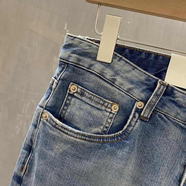 (New) Loewe! Denim 2023SS spring and summer new men's embroidered P Denim light color straight Slim jeans Classic five-pocket straight style, Luo family jeans are also one of the best. Italy    denim jeans using traditio