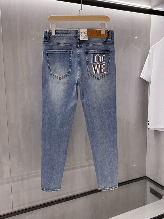 (New) Loewe! Denim 2023SS spring and summer new men's embroidered P Denim light color straight Slim jeans Classic five-pocket straight style, Luo family jeans are also one of the best. Italy    denim jeans using traditio