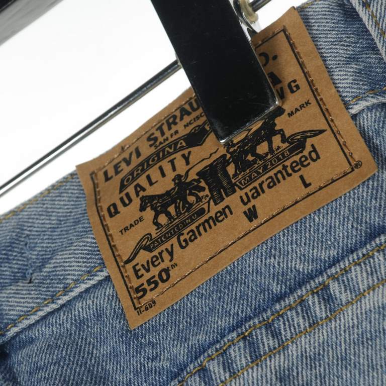 Chrome HertsCrosin CH Classic Leather Label Cross Denim TrousersInto the pants after doing heavy enzyme stone grinding rinsing, each wash are different, heavy washing process, hidden mystery details are very much, this t