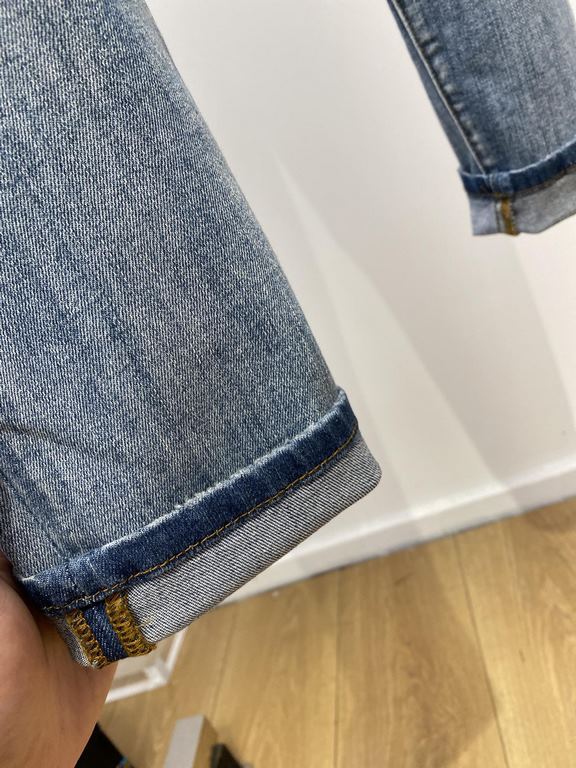 LV, 2023 latest products, counter synchronization is available, the original single goods, washed casual jeans, imported original washed stretch fabric, comfortable and elastic, the original hardware accessories decorati