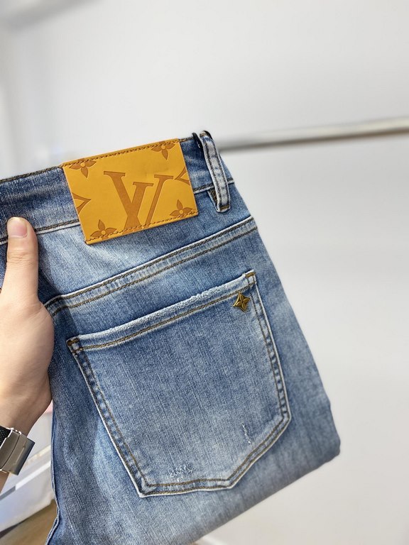 LV, 2023 latest products, counter synchronization is available, the original single goods, washed casual jeans, imported original washed stretch fabric, comfortable and elastic, the original hardware accessories decorati